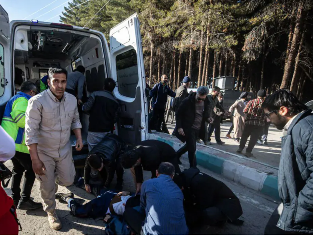 तस्वीर ईरान के केरमान शहर की है। धमाके में घायल लोगों को अस्पताल भेजा जा रहा है। - Dainik Bhaskar