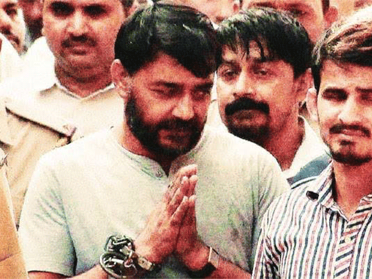 बिंदर गुर्जर गैंगस्टर के साथ-साथ राजनीति में भी सक्रिय रहा है। उसने 2014 में पार्षद का चुनाव जीता था। इसी चुनाव में उसकी संदीप गडोली से रंजिश शुरू हुई थी।