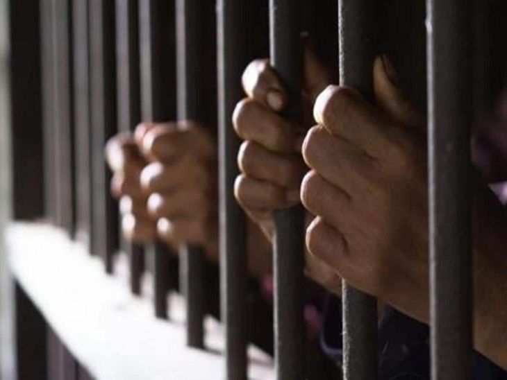 देश की जेलों में साढ़े पांच लाख कैदी हैं। इनमें गैर संगीन अपराध के अंडर ट्रायल वालों की संख्या 2 लाख है। - Dainik Bhaskar