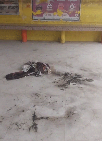 मवाना में किसान के आग लगाने के बाद हॉल में पड़ा जला हुआ कपड़ा।