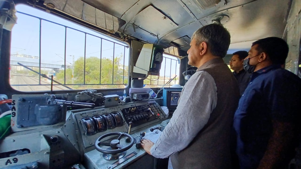 इस कवच को दिल्ली-मुंबई और दिल्ली-हावड़ा कॉरिडोर पर लागू करने की योजना है, जिसका कुल रूट लगभग 3000 किमी है।