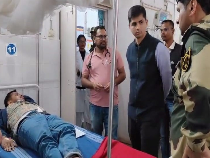 हादसे में घायल जवानों से नारायणपुर पुलिस अधीक्षक पुष्कर शर्मा मिले