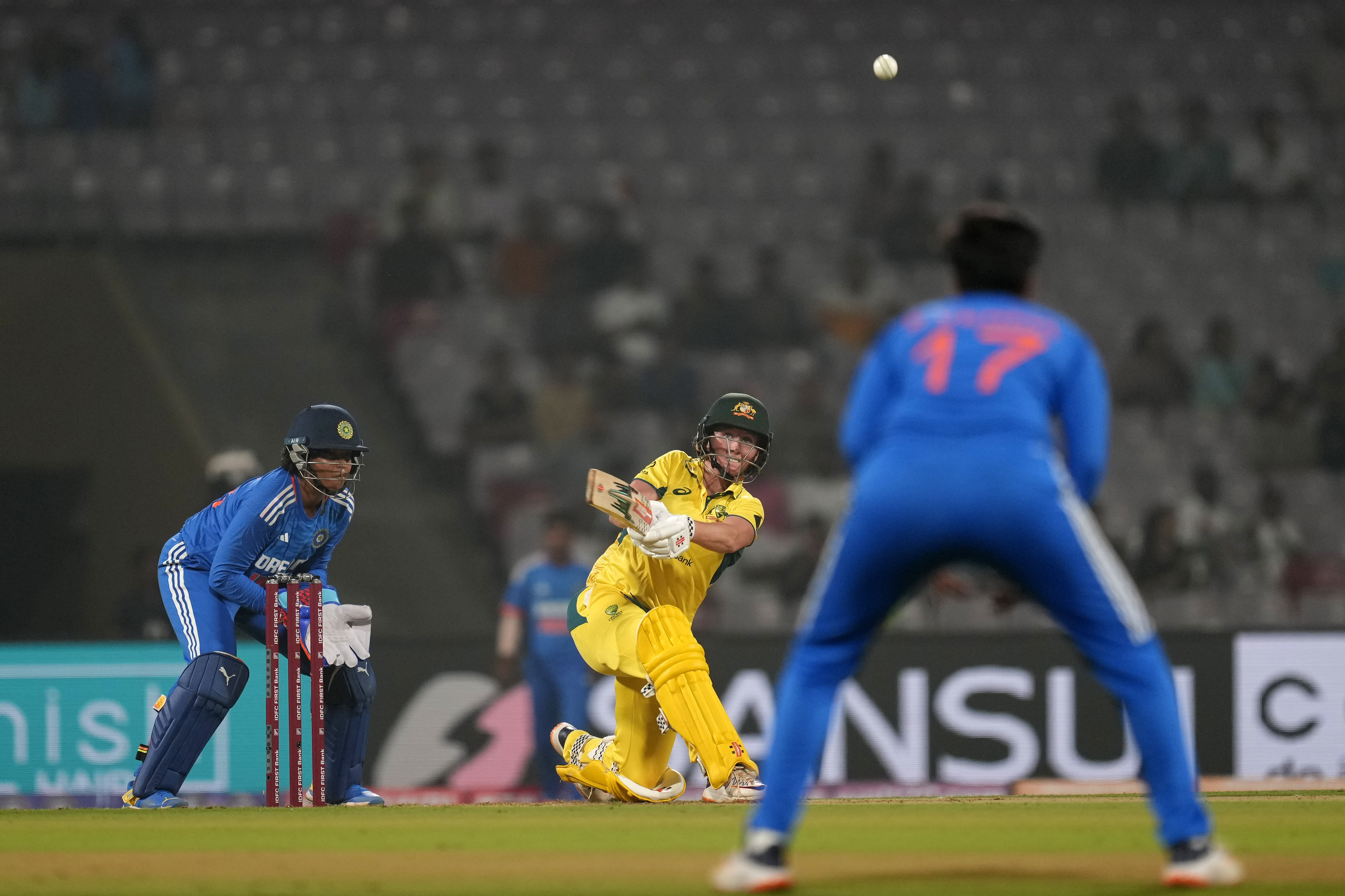 ऑस्ट्रेलिया की शुरुआत खराब रही। टीम ने 33 रन पर ही अपने 4 विकेट गंवा दिए।