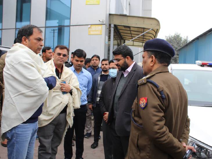 किसान को हॉस्पिटल में देखने पहुंचे राज्यमंत्री, डीएम, एसडीएम व अन्य।