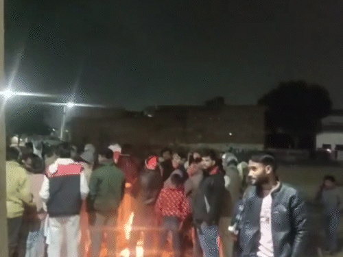 घटनास्थल पर मौके पर पहुंची पुलिस टीम जांच पड़ताल करती हुई।