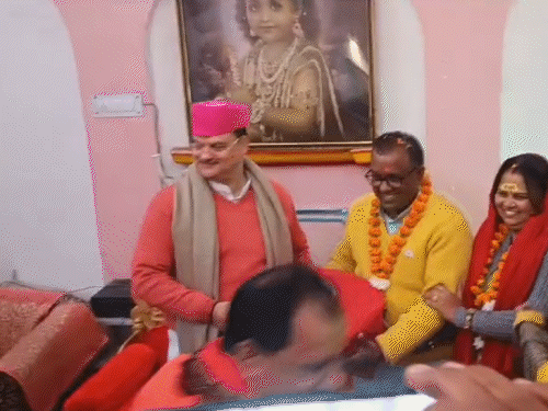 जनकपुर से आए लोगों ने करीब 2 हजार उपहार अयोध्या के बाकी मंदिरों में विराजमान भगवानों के लिए समर्पित किए।
