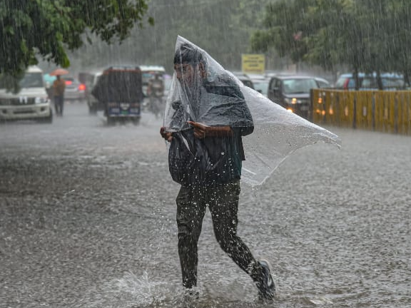 Turning Back Raining The weather took a turn, it was raining since late night | मौसम ने ली ...