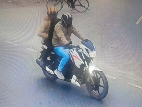 सर्राफा कारोबारी की हत्या करने वाले बाइक सवार बदमाश सीसीटीवी फुटेज में कैद।