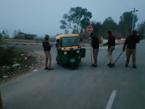 सर्राफा कारोबारी की हत्या पर पुलिस टीम हुई सक्रिय, स्थानीय लोगों की अयाज के घर पर भीड़।