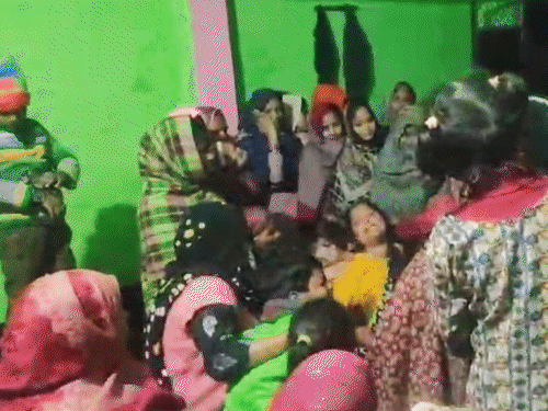 सर्राफा कारोबारी की हत्या पर गमगीन परिजन।