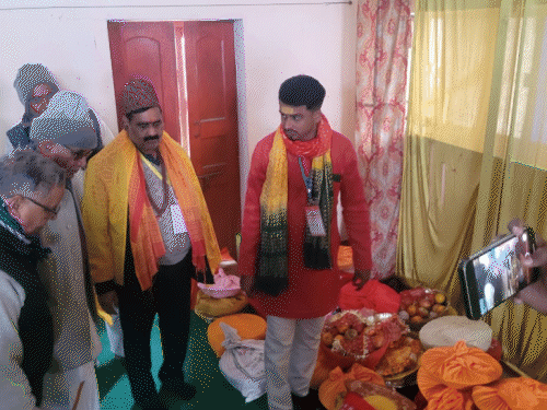 करीब 3 हजार उपहार की टोकरियों को कारसेवकपुरम में रखा गया है।