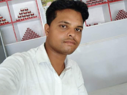 सर्राफा कारोबारी के हत्या की जांच पड़ताल करती पुलिस।