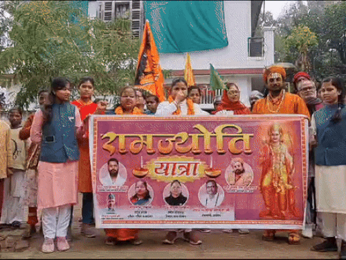 वाराणसी से मुस्लिम महिलाओं की टोली राम ज्योति यात्रा लेकर अयोध्या जा रही है।