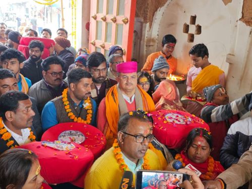 जनकपुर से लोग उपहार की टोकरियां लेकर पहुंचे तो अयोध्या में उनका स्वागत किया गया।