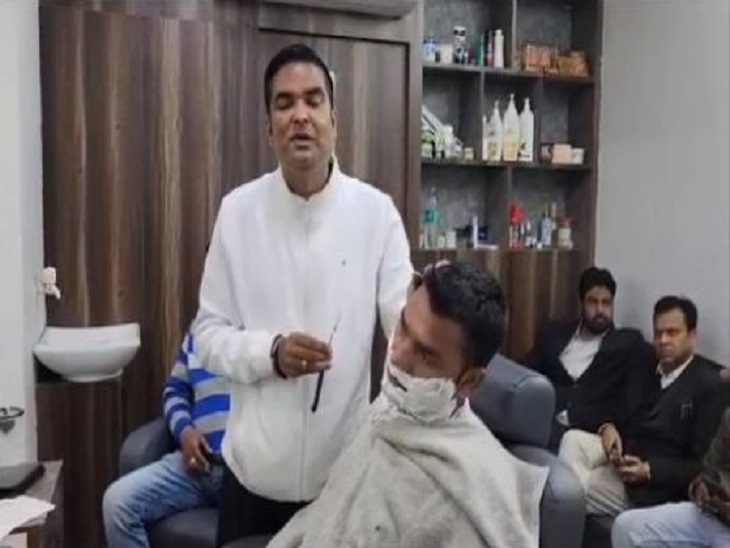 विधायक रिकेश ने सेलून में बनाई दाढ़ी - Dainik Bhaskar