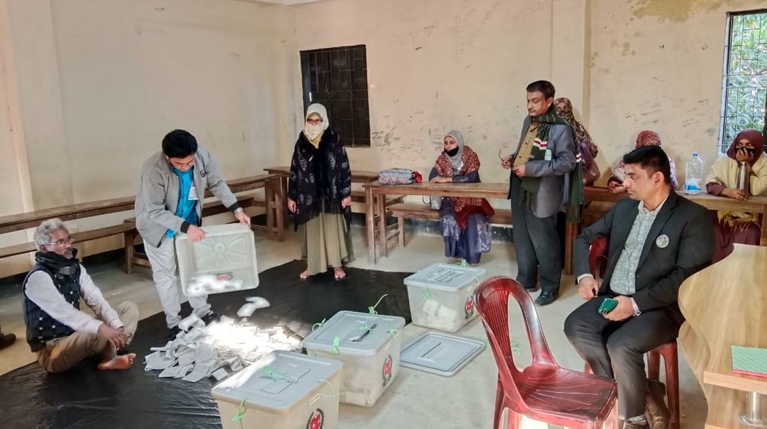 रविवार शाम 4 बजे वोटिंग खत्म होने के बाद मतदानों की गिनती शुरू हुई।