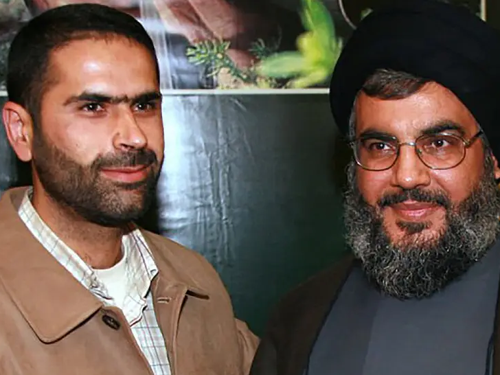 हिजबुल्लाह का यही कमांडर विसाम हसन अल तविल (बाएं) सोमवार को इजराइली हमले में मारा गया है। यहां वो हिजबुल्लाह के सरगना हसन नसरल्लाह के साथ नजर आ रहा है। (फाइल) - Dainik Bhaskar