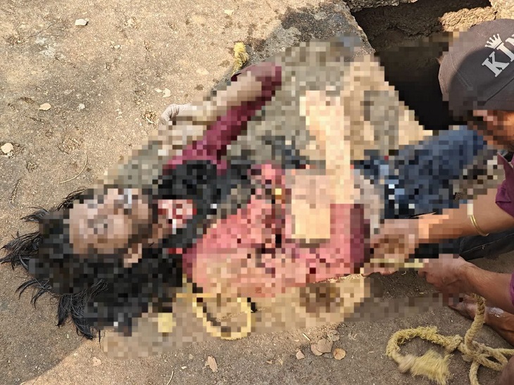 युवक का शव गटर से बाहर निकाला गया - Dainik Bhaskar