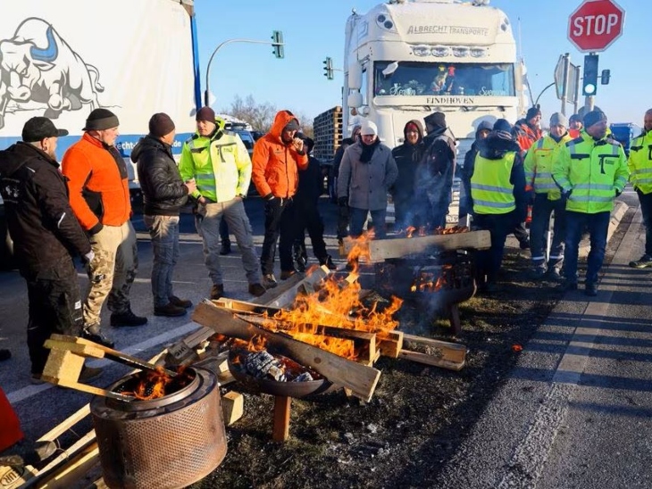 वेहलेफेन्ज शहर में किसान ठंड में भी प्रदर्शन कर रहे हैं। वो खुद को गर्म रखने के लिए लड़कियां जला रहे हैं।