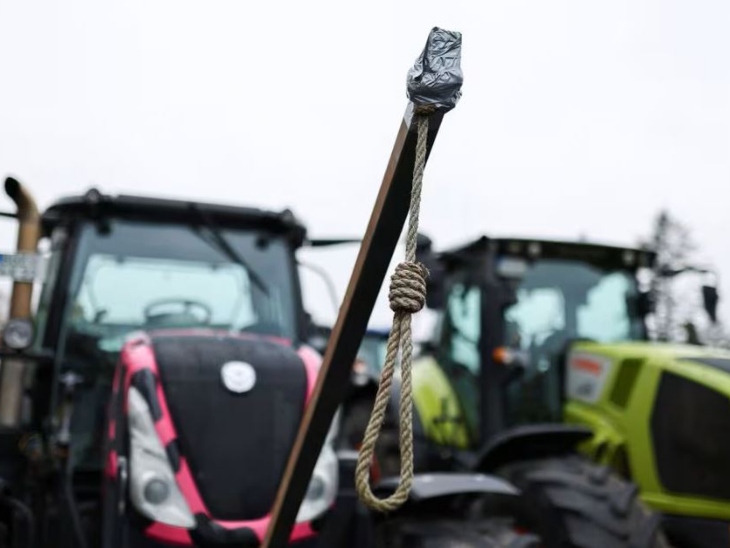 बर्लिन में एक ट्रैक्टर के सामने फंदा लगा हुआ है। यह किसानों ने सरकार के विरोध में लगाया है। उनका कहना है कि सरकार का फैसला से किसानों की जान ले सकता है।