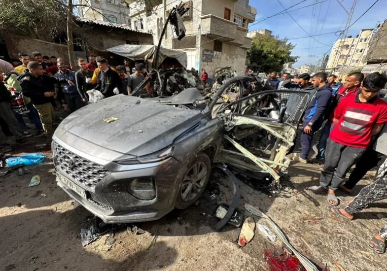 राफा में इजराइली बमबारी से एक कार तबाह हो गई। इसमें सवार 3 लोग मारे गए।