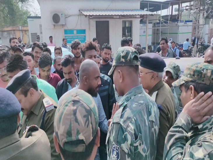 भाजयुमो ने किया शंकराचार्य अस्पताल का घेराव। - Dainik Bhaskar