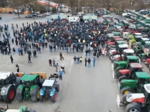 बर्लिन में किसान सड़कें जान करने के लिए यहां पर ट्रैक्टर पार्क कर रहे हैं।