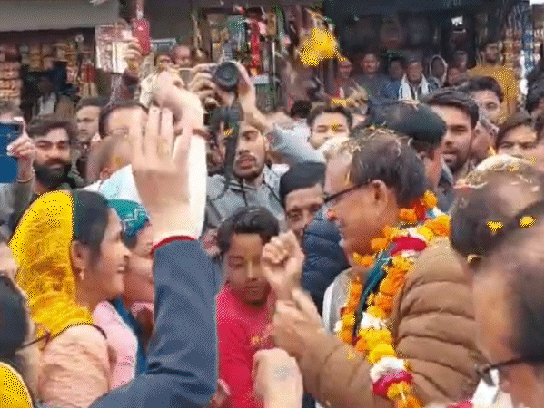 सीहोर के भैरुंदा में शिवराज का स्वागत किया गया। लोगों ने आंधी नहीं तूफान है, शिवराज सिंह चौहान है... के नारे भी लगाए।