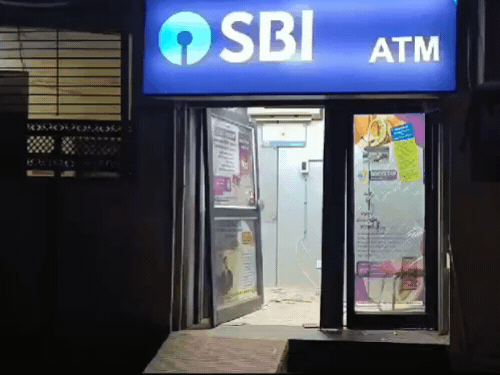 देखा जा सकता है कि बदमाशों ने एटीएम बॉक्स में तोड़-फोड़ भी की है।
