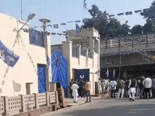 यह तस्वीर लखनऊ में बसपा कार्यालय की है। इसके सामने फ्लाईओवर बना है। इसी फ्लाईओवर को लेकर मायावती ने सपा पर निशाना साधा है।