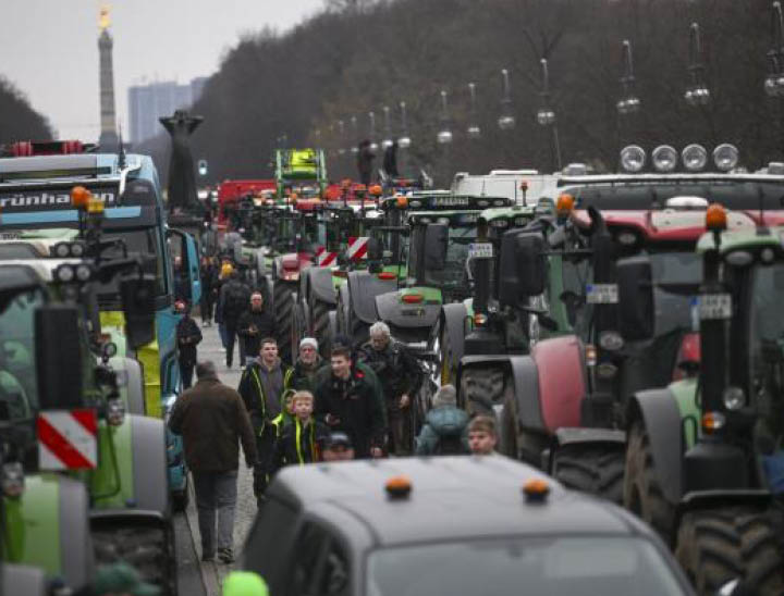 जर्मनी के दक्षिणी राज्य बाडेन-वुर्टेमबर्ग में ट्रैक्टरों के खड़े होने से सड़क पर जाम लग गया।