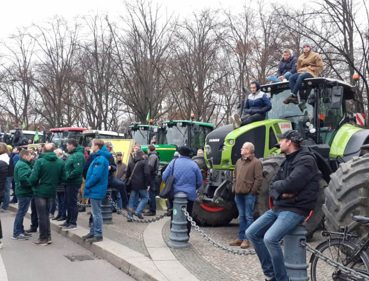किसान बड़ी संख्या में बर्लिन की सड़कों पर विरोध प्रदर्शन कर रहे हैं।