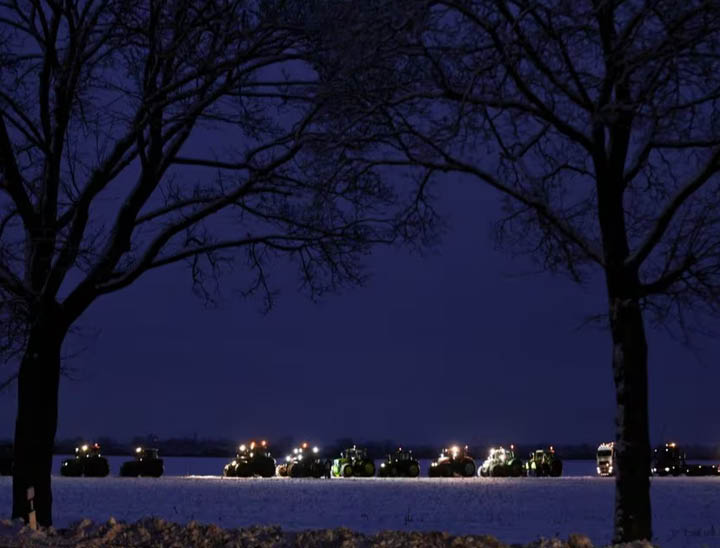 म्यूनिख के पास तौफकिर्चेन इलाके में किसानों के ट्रैक्टरों की लंबी लाइन देखी गई।