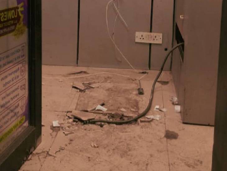 SBI एटीएम बॉक्स में इसी जगह पर कैश बॉक्स रखा गया था। जिसको उखाड़ा गया है।