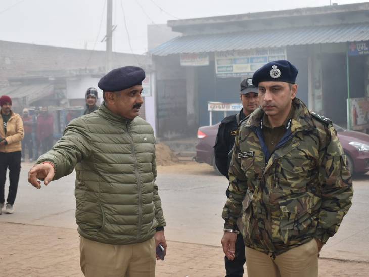 एसीपी देवेश कुमार पुलिस कमिश्नर प्रीतिंदर को घटना के बारे में बताते हुए। बदमाश भागने पहले DVR भी उखाड़कर ले गए।