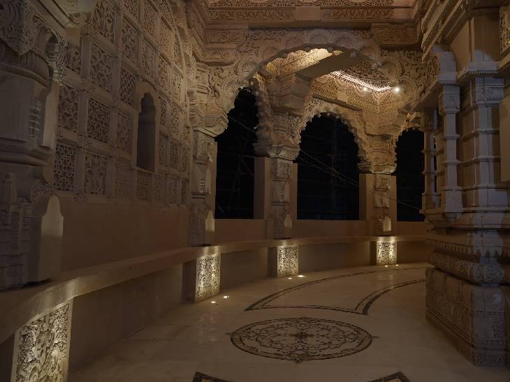 मंदिर परिसर के अंदर का दृश्य रात के वक्त रोशनी में विहंगम दिखता है।