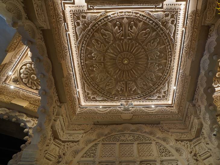 मंदिर के अंदर की नक्काशी रात के समय रोशनी में और भी ज्यादा आकर्षक दिखती है।