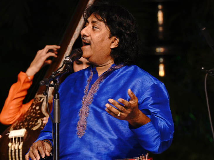 उस्ताद राशिद खान मूल रूप से यूपी के रहने वाले थे, इसके बावजूद उन्होंने बांग्ला भाषा में भी कई गाने गाए थे।