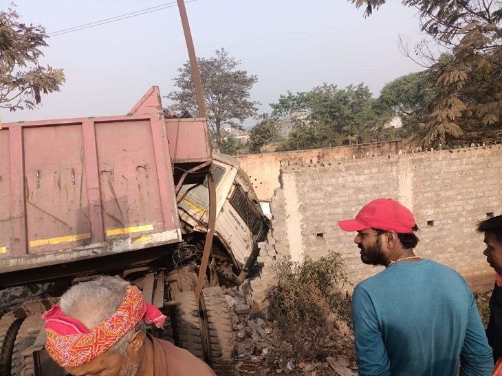 अनियंत्रित होकर ट्रेलर बाउंड्रीवॉल में जा घुसा। - Dainik Bhaskar
