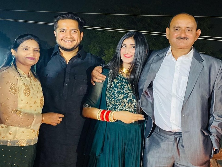मावन गेरा अपनी पत्नी शिल्पा और सास ससुर के साथ। - Dainik Bhaskar