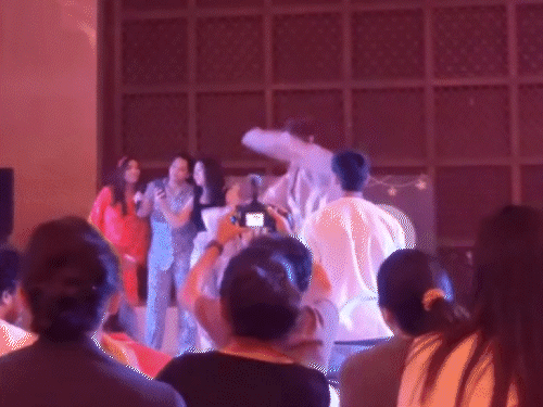 देर रात तक चली इस पजामा पार्टी में कपल और उनके फैमिली मेंबर्स ने जमकर एंजॉय किया। यह डेस्टिनेशन वेडिंग उदयपुर के ताज अरावली रिसॉर्ट में चल रही है। - Dainik Bhaskar