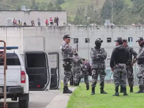 फुटेज में इक्वाडोर की जेल के बाहर पुलिसकर्मी तैनात नजर आ रहे हैं। वहीं जेल की छत पर नकाबपोश कैदी मौजूद हैं।