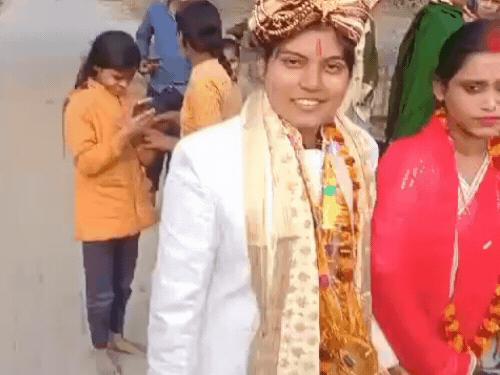 यह फोटो शादी के बाद की है। एक युवती वर के ड्रेस यानी शेरवानी और सर पर टोपी तो वहीं दूसरी युवती ने शादी का जोड़ा यानी साड़ी पहन रखी थी।