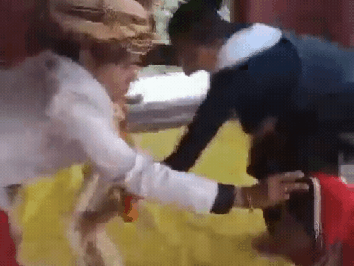 एक युवती ने दूसरी युवती की मांग में सिंदूर भी भरी।