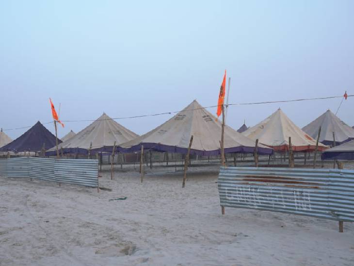 यज्ञ परिसर में 900 टेंट स्थापित किए जा रहे है। इसमें यजमान रुक सकेंगे।
