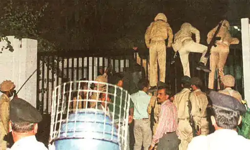 12 अक्टूबर 1999 को देर रात मुशर्रफ ने नवाज शरीफ सरकार का तख्ता पलट दिया था। स्टेट टेलीविजन के ऑफिस को सेना ने घेर लिया था।