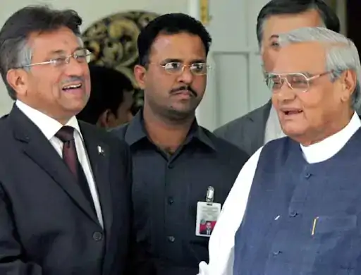 तस्वीर अप्रैल 2005 की है जब परवेज मुशर्रफ ने दिल्ली में अटल बिहारी वाजपेयी से मुलाकात की थी। इसके लिए उन्होंने अपना काफिला रुकवाया था।