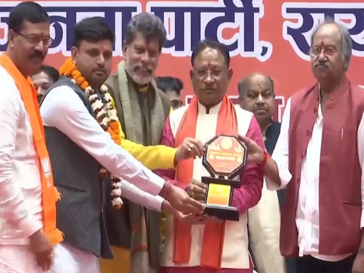 रायपुर में हुए कार्यकर्ता सम्मानित।