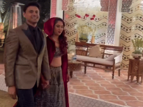 संगीत सेरेमनी में पति नुपुर शिखरे का हाथ थामे आयरा खान। इस मौके पर उनके पिता आमिर खान ने म्यूजिकल परफॉर्मेंस दी। - Dainik Bhaskar