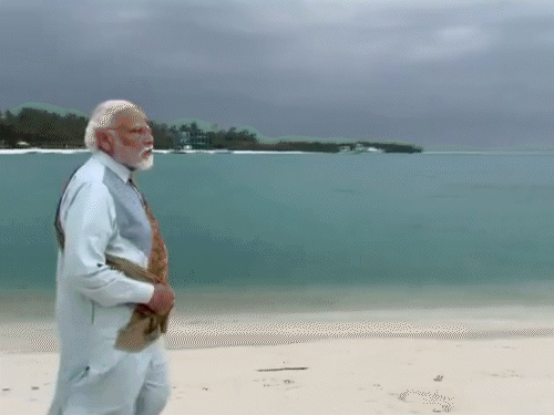 प्रधानमंत्री नरेंद्र मोदी 2-3 जनवरी को लक्षद्वीप की यात्रा पर गए थे। इस दौरान यहां के बीच पर उनकी फोटो तेजी से वायरल हुई थी। मालदीव के मंत्रियों ने इस पर आपत्तिजनक टिप्पणियां की थीं। - Dainik Bhaskar